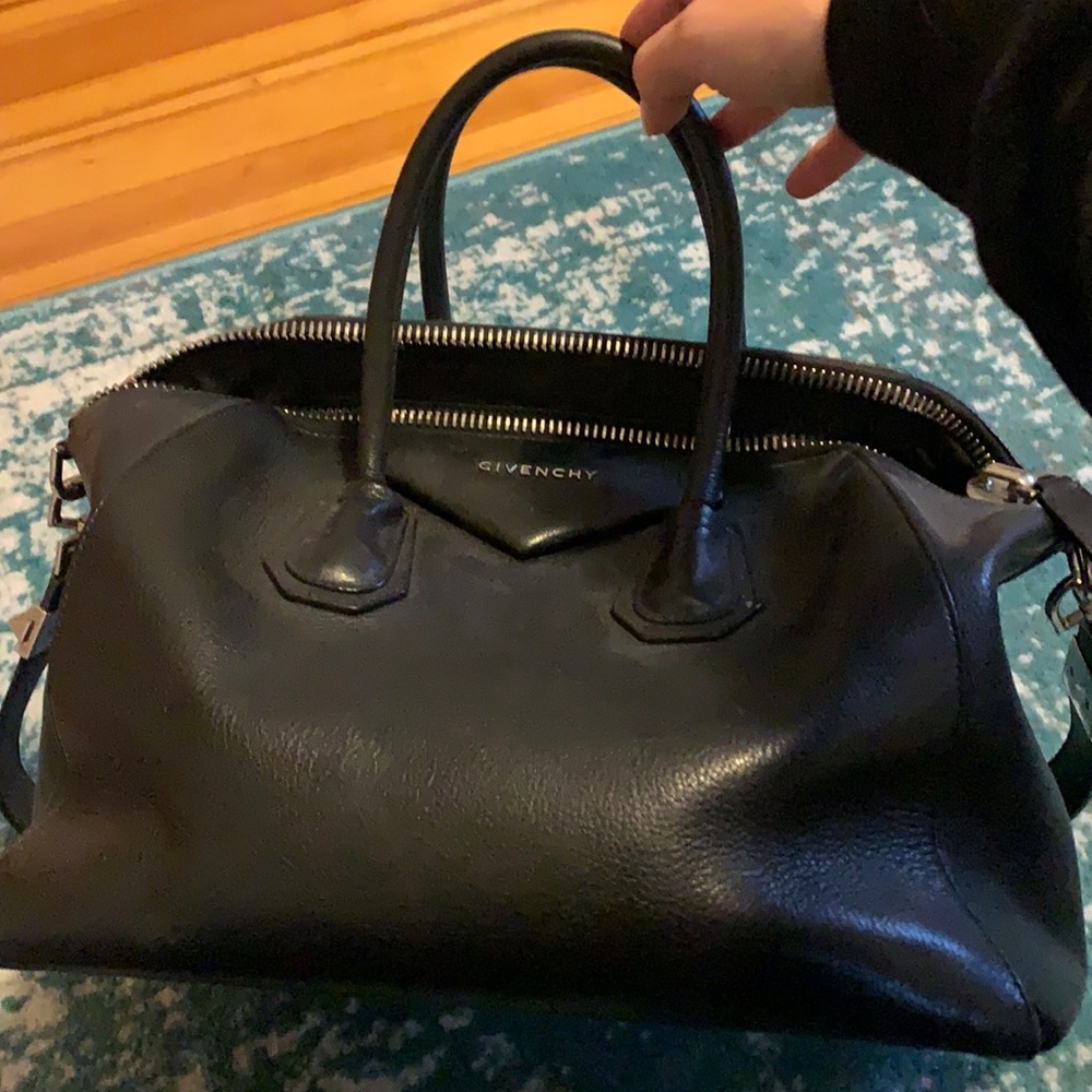 Black Givenchy Antigona. Authentic.